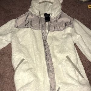 !! Fuzzy white Northface !!